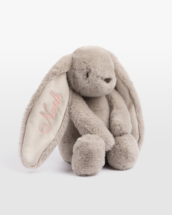 Sandfarget kanin med navn i rosa broderi