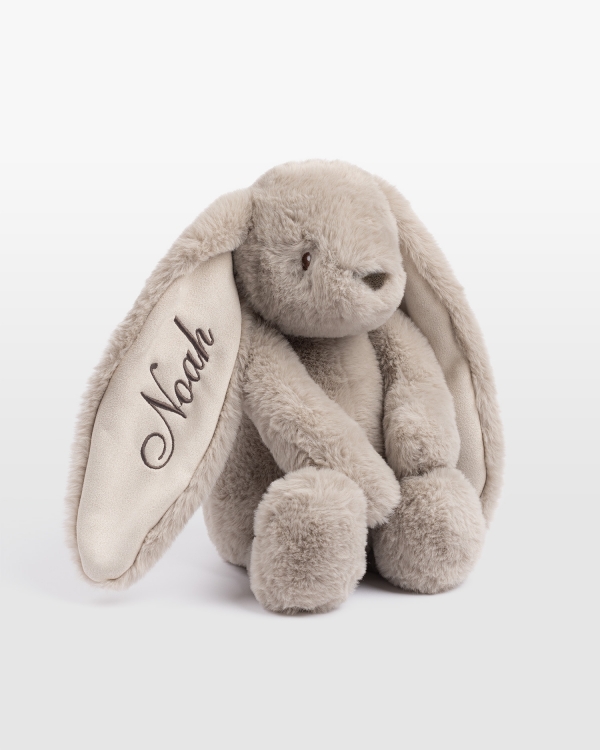 Kosedyr formet som en kanin som broderes med barnets navn i det lange øret