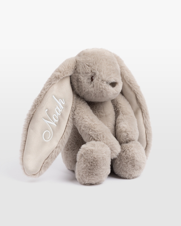 Sandfarget kanin med navn i hvitt broderi