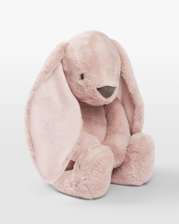 Stor kosekanin med hvitt broderi av navn og fødselsdato.