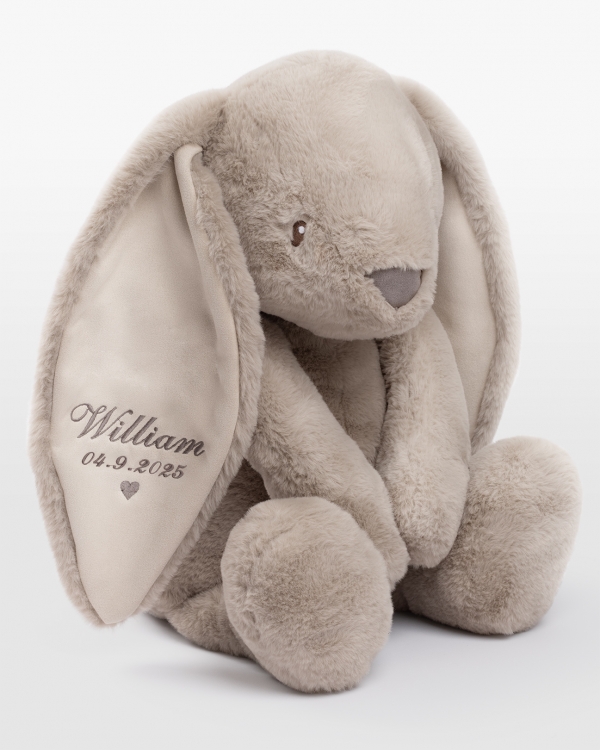 sandfarget kosekanin med brodert navn og fødselsdato