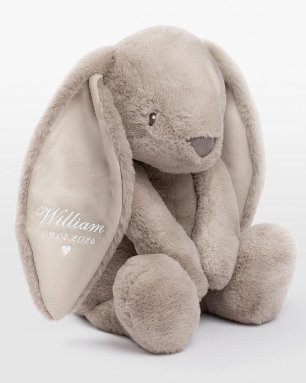 Sandfarget stor kosekanin med personlig hvitt broderi i øret.