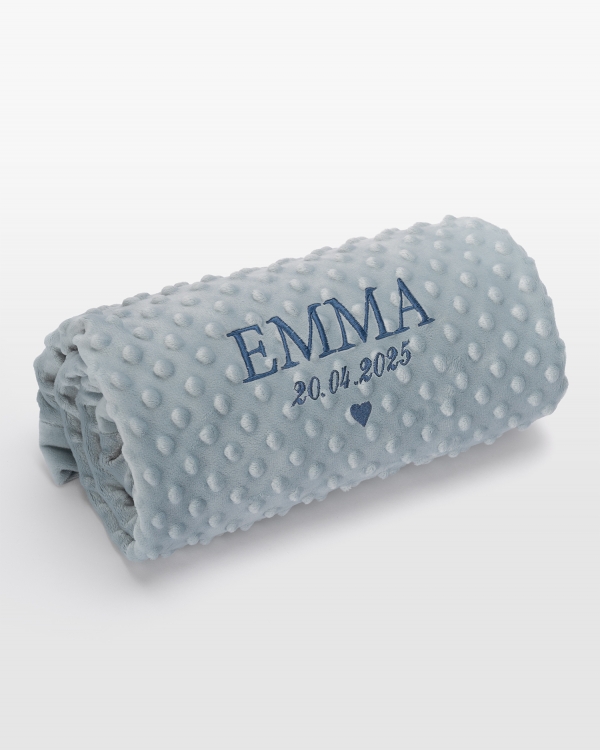 Blått babyteppe med brodert navn