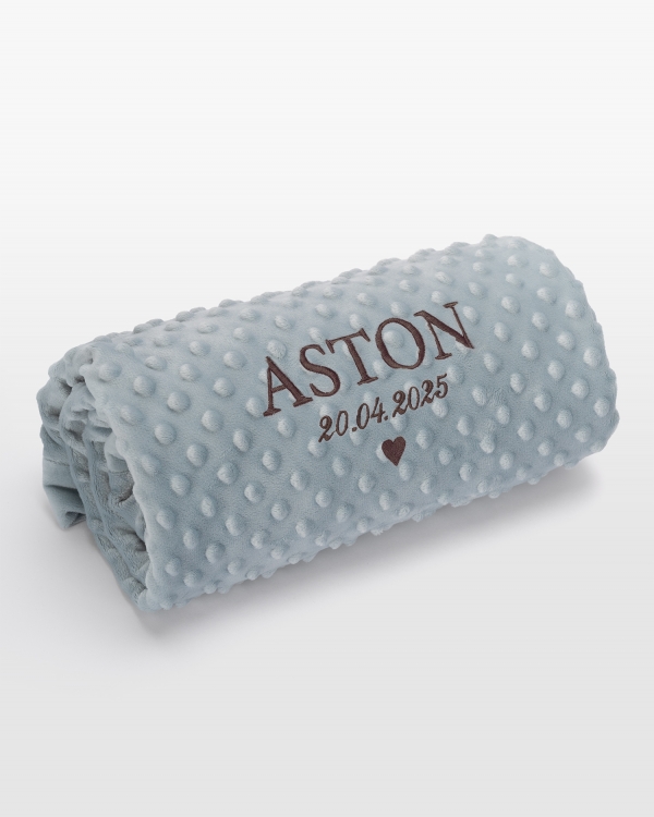 Blått babyteppe med brodert navn