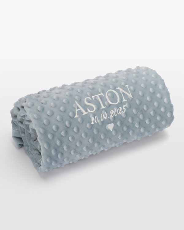 Blått babyteppe med brodert navn
