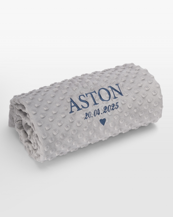 Grått babyteppe med blått navnebroderi