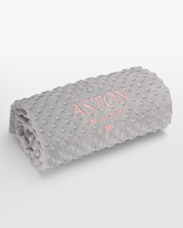 Grått babyteppe med navn i rosa broderi
