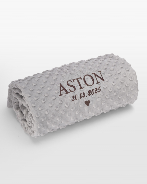 Grått babyteppe med navn i brun broderi