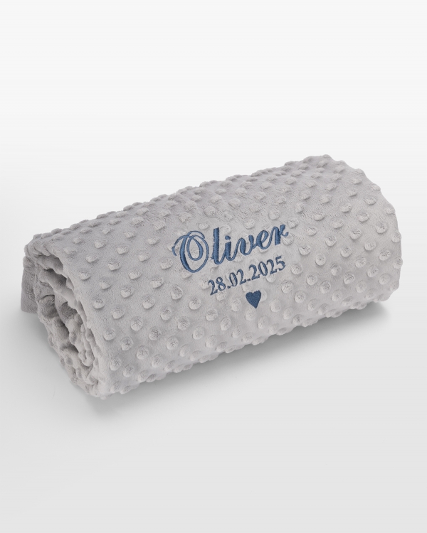 Grå babyteppe med personlig hvit navnebrodert design, perfekt for koselig komfort og unik stil for din lille.