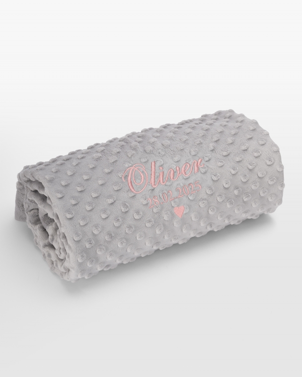 Grått babyteppe med navn i rosa broderi