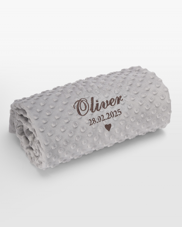 Grått babyteppe med navn i brun broderi