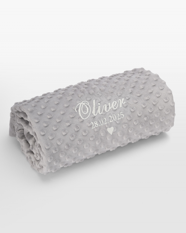 Grått teppe med personlig hvitt broderi