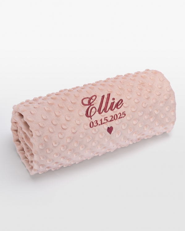 Rosa babyteppe med bringebærfarget navnebroderi