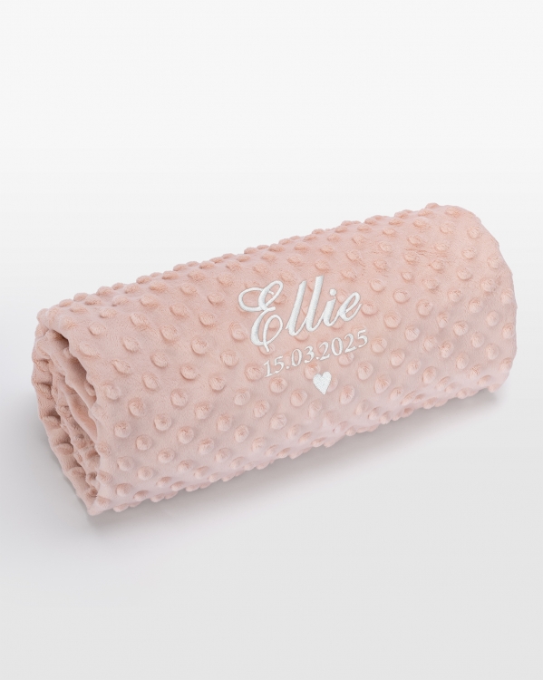 Rosa babyteppe med navn i hvitt broderi