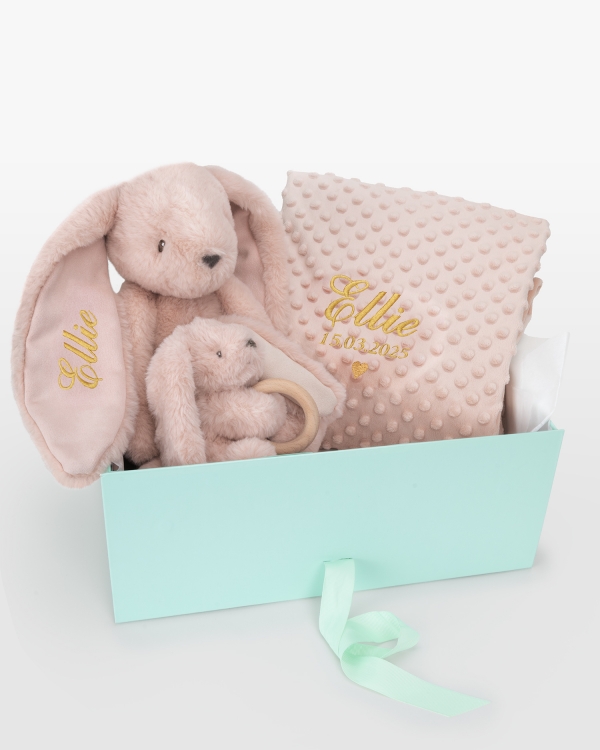 Personlig gavepakke til baby med kosedyr, babyteppe og kosedyr med bitering.