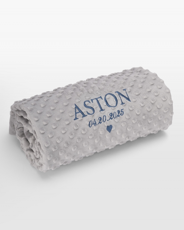 Grått babyteppe med blått navnebroderi