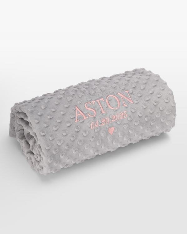 Grått babyteppe med navn i rosa broderi