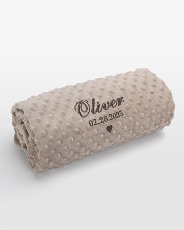Sandfarget babyteppe med brunt navnebroderi