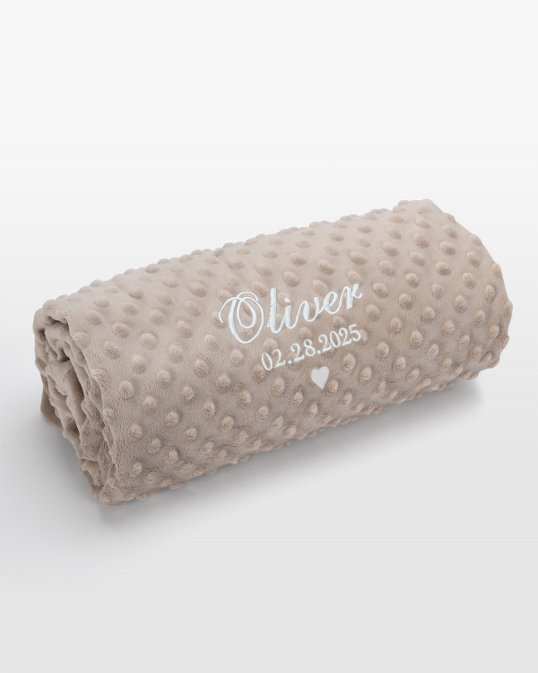 Sandfarget babyteppe med navn i hvitt broderi