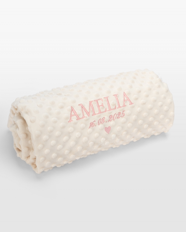 Kremfarget babyteppe med personlig rosa navnebrodert design, ideell for søt komfort og unik stil for din lille.