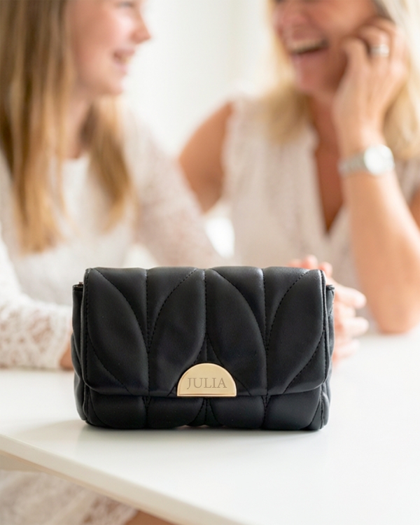 Personlig gravert konvoluttpose som konfirmasjonsgave