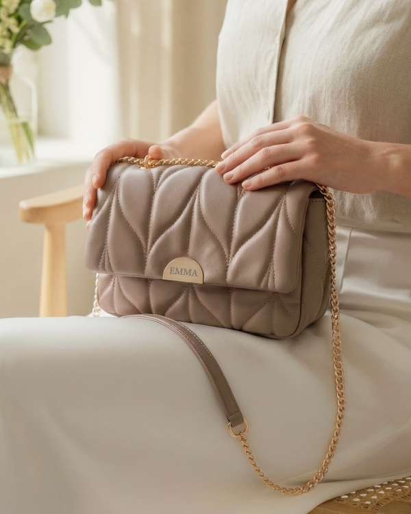 Brun håndveske med navn