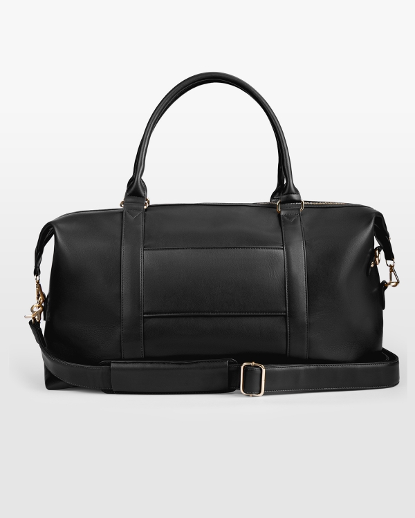 Baksiden av en svart weekendbag med navn, gulldetaljer og rem til koffert.