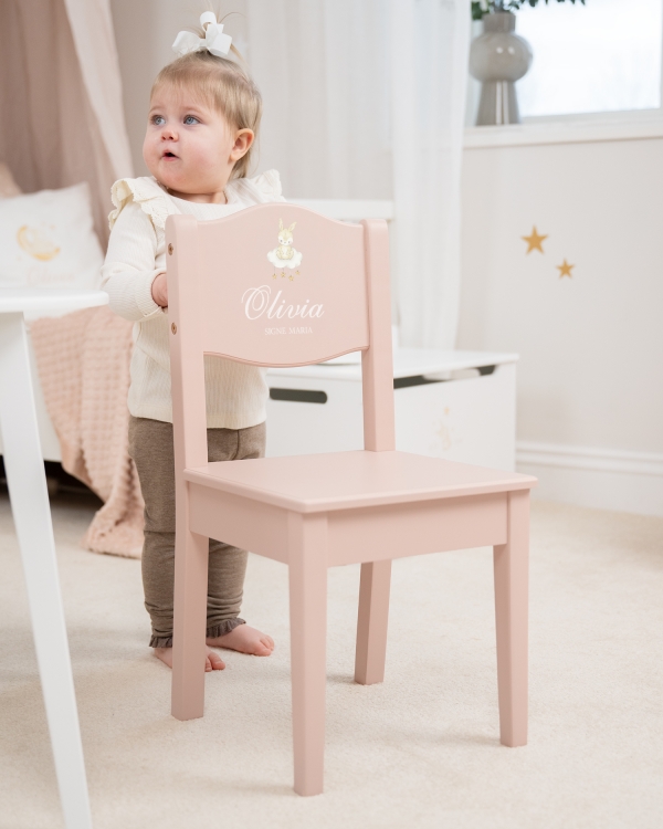 Rosa barnestol med kaninmotiv og navn