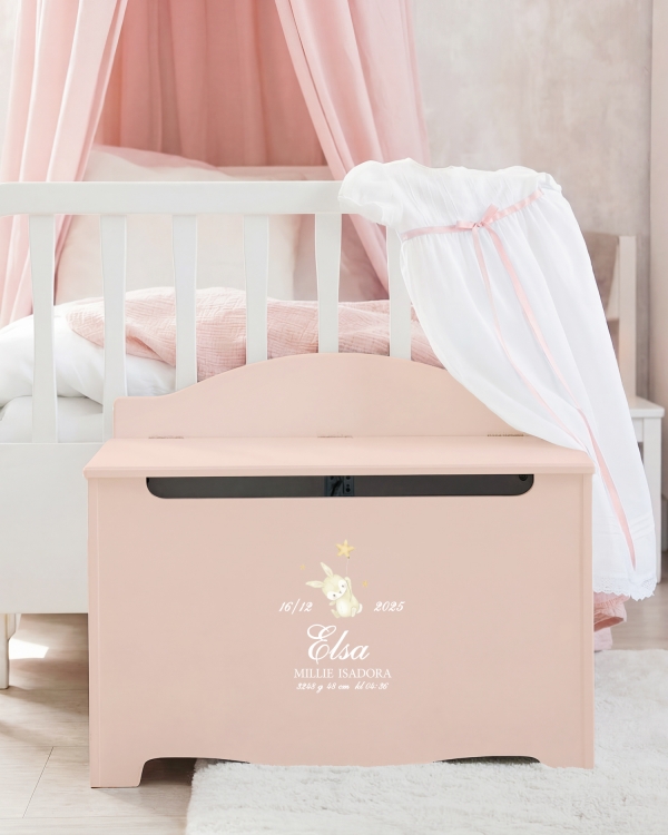 Rosa dåpskiste med kaninmotiv og personlig merking