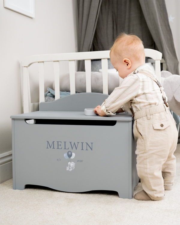 Blå oppbevaringsboks med navn og dato og elefantmotiv