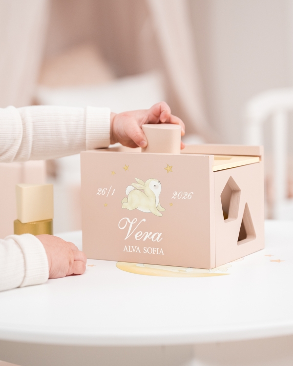 Rosa sorteringsboks i tre med personlig merking