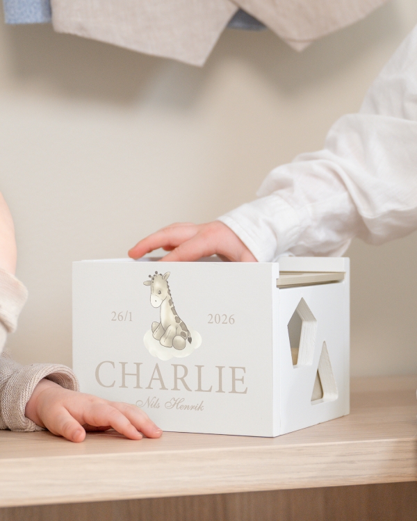 Plukkeboks med giraffmotiv, med navn og datomerking