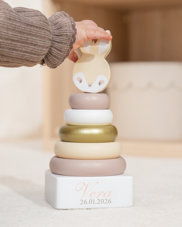 Stabletårn i form av en kanin for barn, med navn og dato