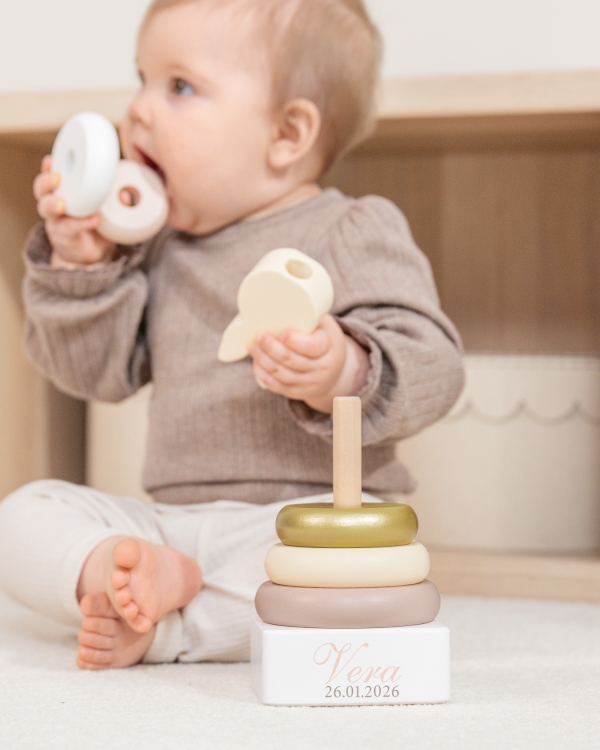 Stabletårn for småbarn med navn og fødselsopplysninger