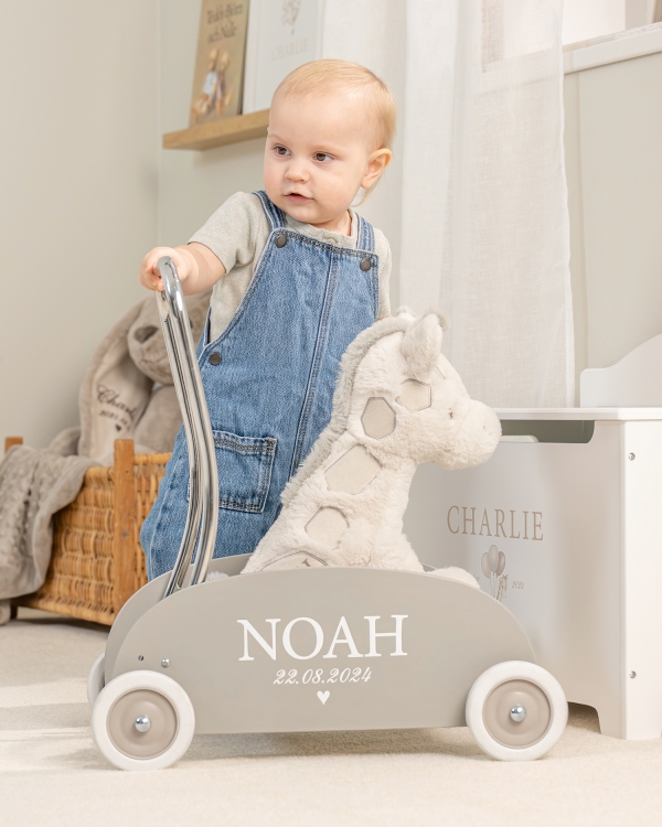 Gåvogn og giraffkosedyr, begge med personlig merking