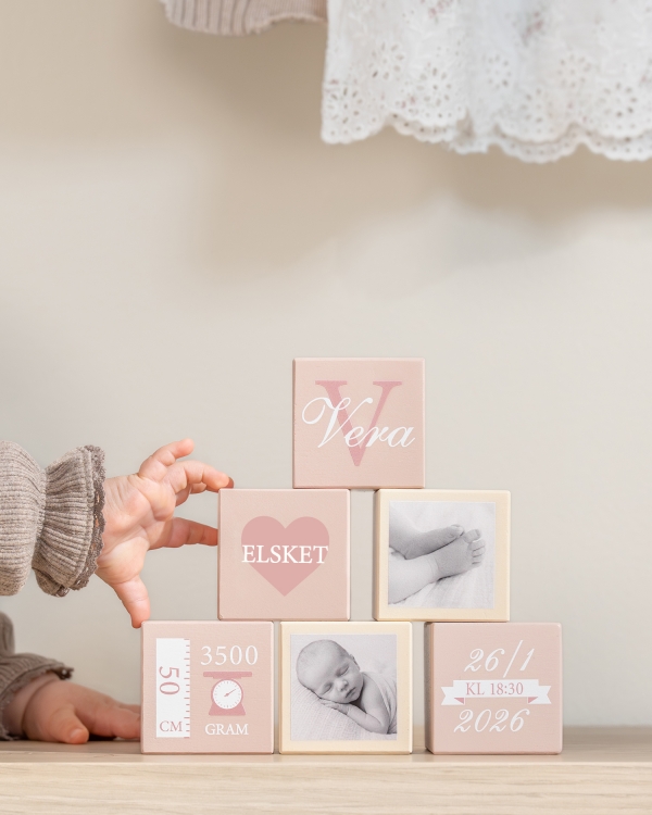Rosa treklosser med barnets navn og fødselsopplysninger