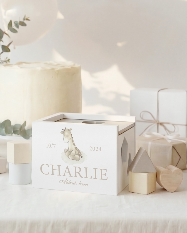Plukkeboks med giraffmotiv og barnets fødselsdato