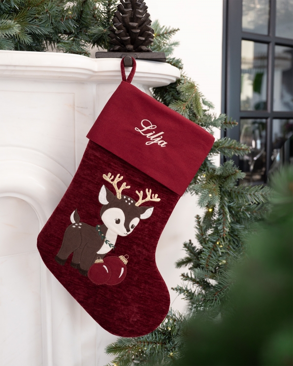 Rød julestrømpe med rådyrmotiv og brodert navn