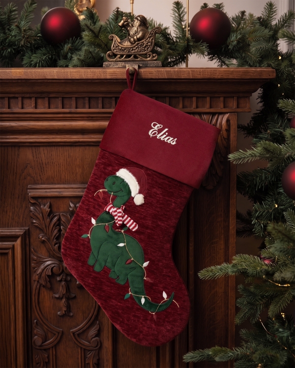 Julestrømpe med brodert navn og et fint dinosaurmotiv