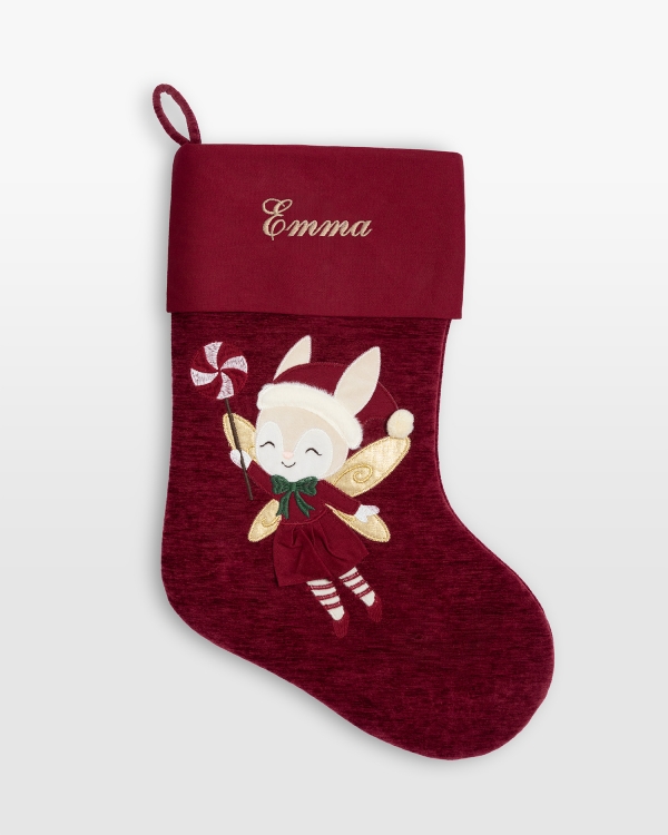 Rød julestrømpe med navn og motiv av en julefe