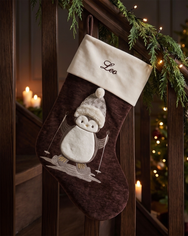 Mørkebrun julestrømpe med pingvinmotiv og brodert navn