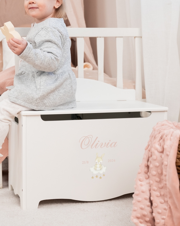 Hvit oppbevaringskiste med kaninmotiv og navn
