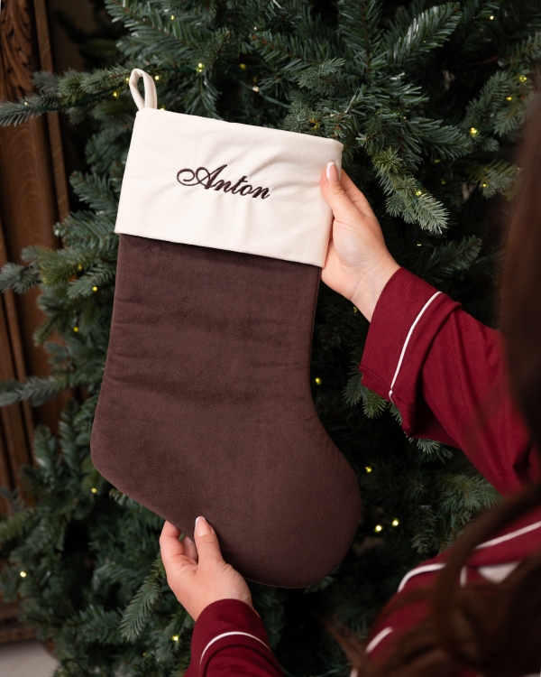 Brun julestrømpe i fløyel med hvit mansjett og brodert navn