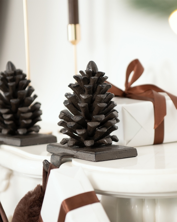 Julestrømpeholder med konglemotiv