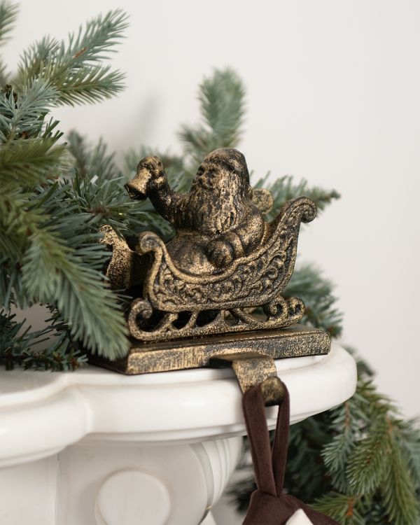 Julestrømpeholder med motiv av julenissen og sleden hans