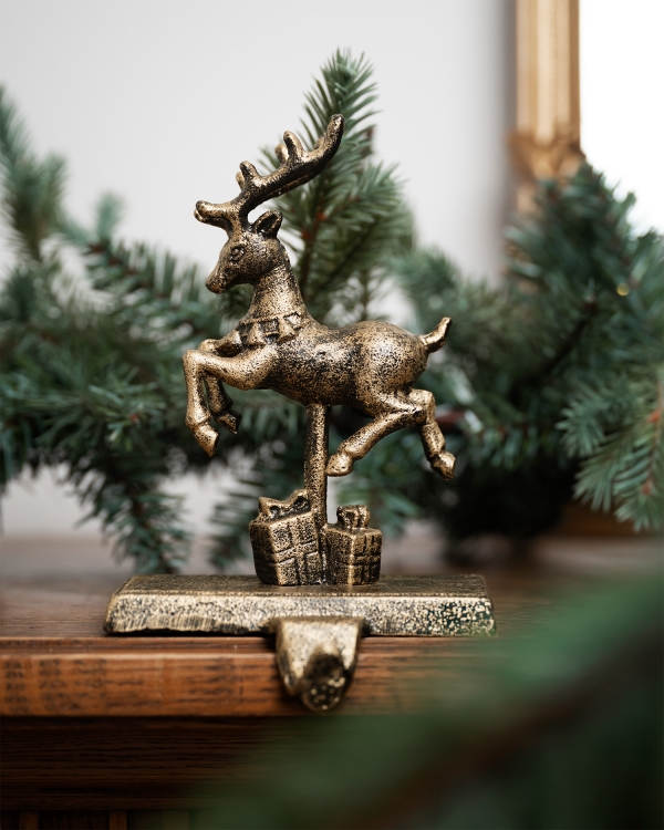 Krok til julestrømper med dekorativt reinsdyr i sprang