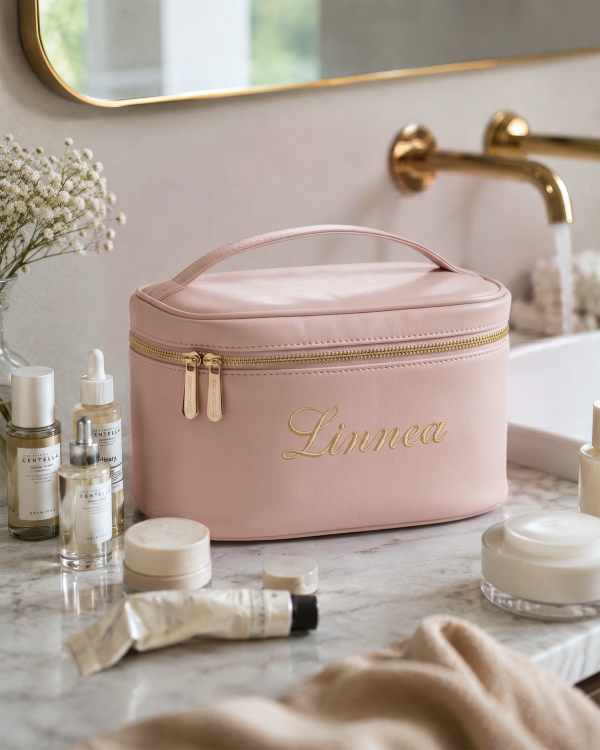 Personlig sminkepung i rosa med gullfarget navn
