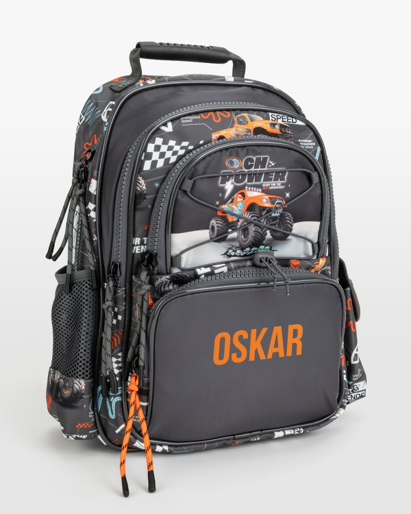 Barneryggsekk med navn, med motiv av monstertrucker