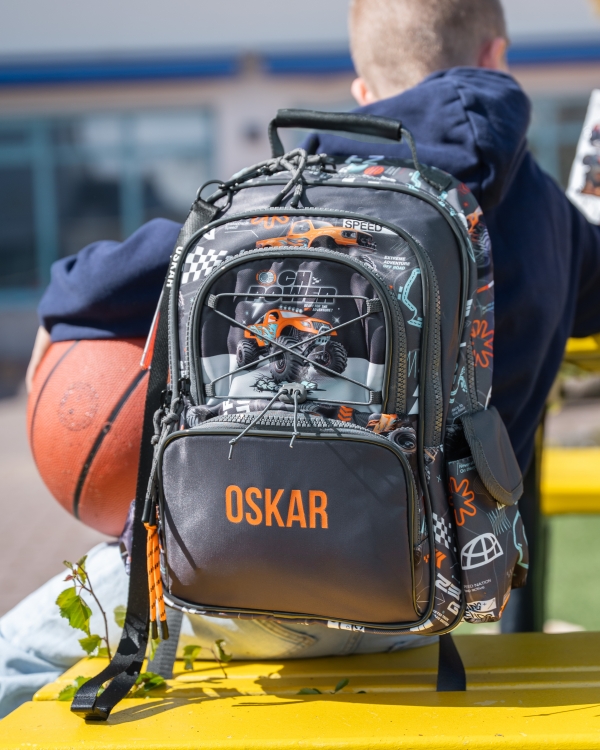 Skolesekk med navn og tøft monstertruckmotiv