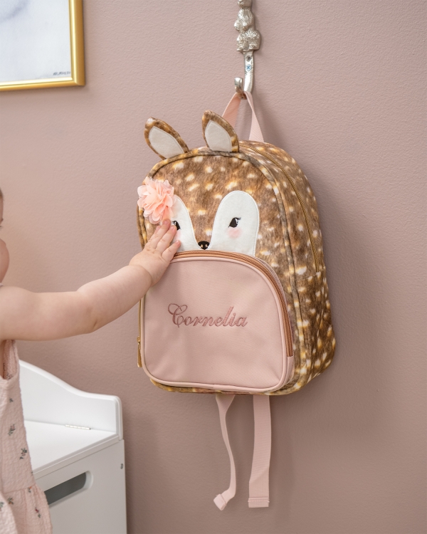 Personlig barnehagesekk med rådyrmotiv og brodert navn